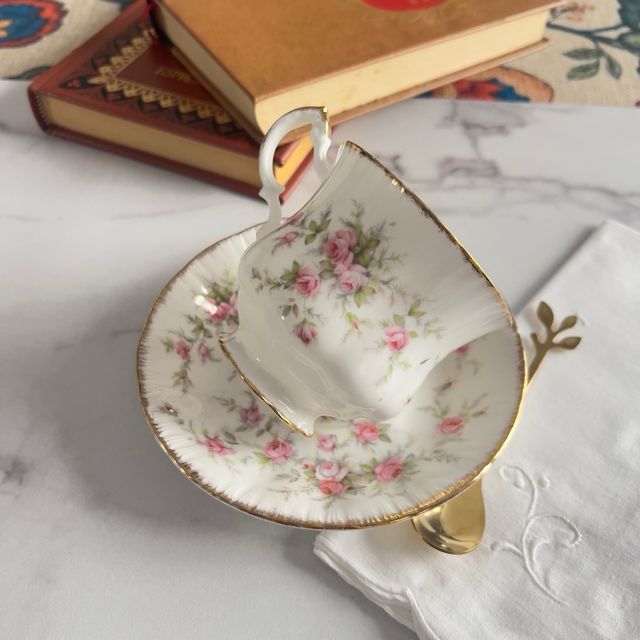 Romántica taza y plato de porcelana Paragon.