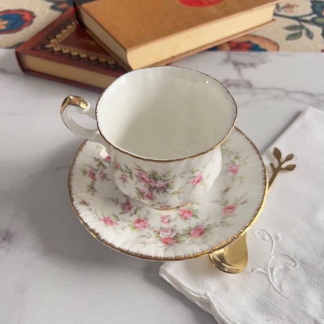 Romántica taza y plato de porcelana Paragon.