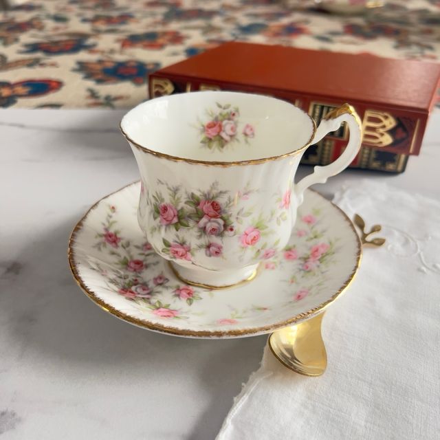 Romántica taza y plato de porcelana Paragon.