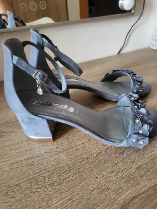 Sandalias azules tacón ancho flores