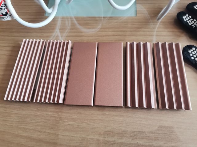 Plancha de pelo blanca y dorada