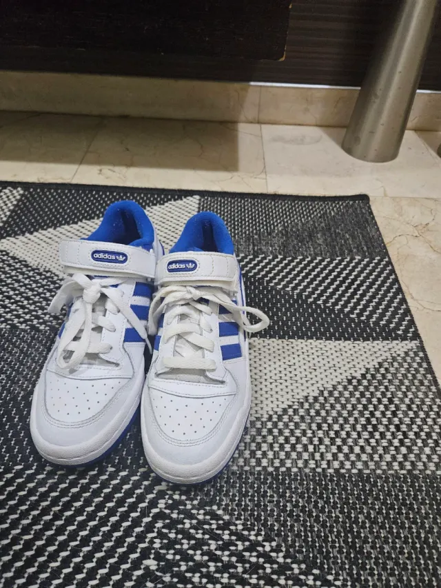 Adidas niño talla 36 2/3 cómo nuevas.