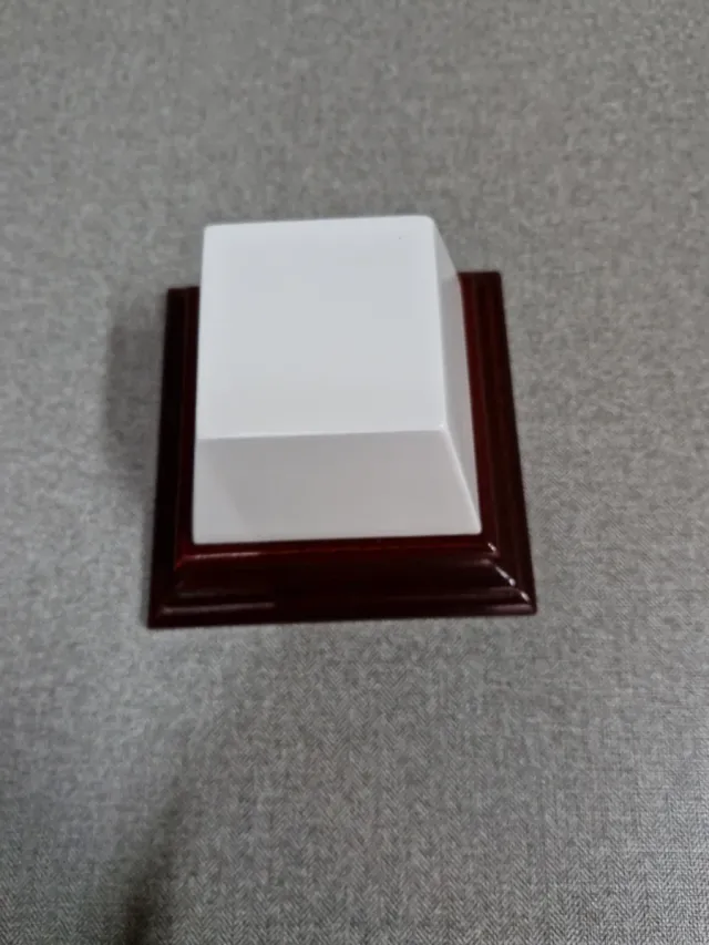 Peana pedestal madera y blanco