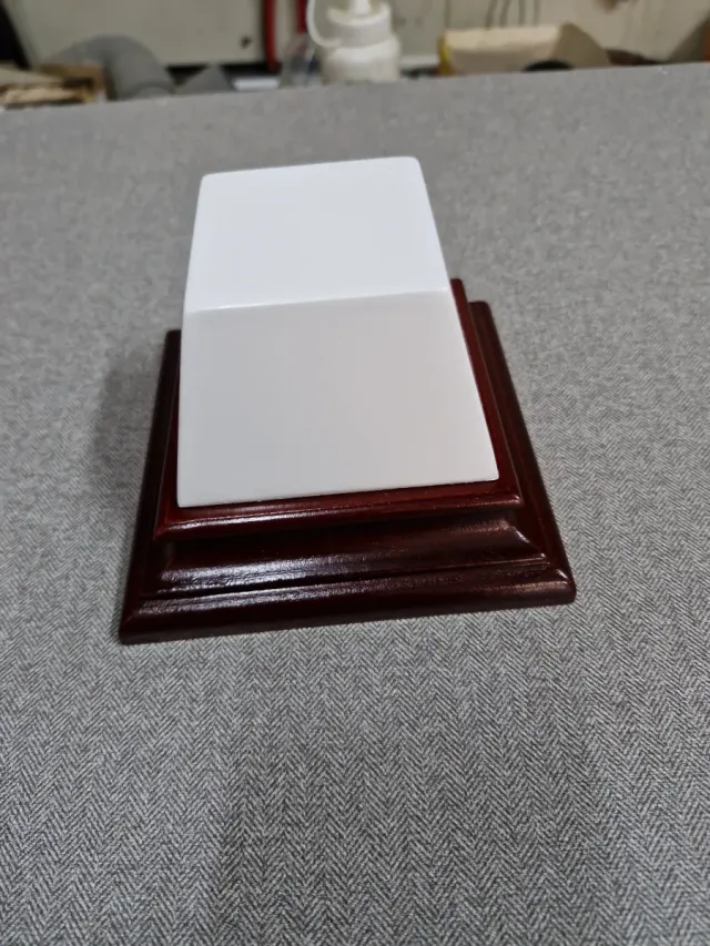 Peana pedestal madera y blanco