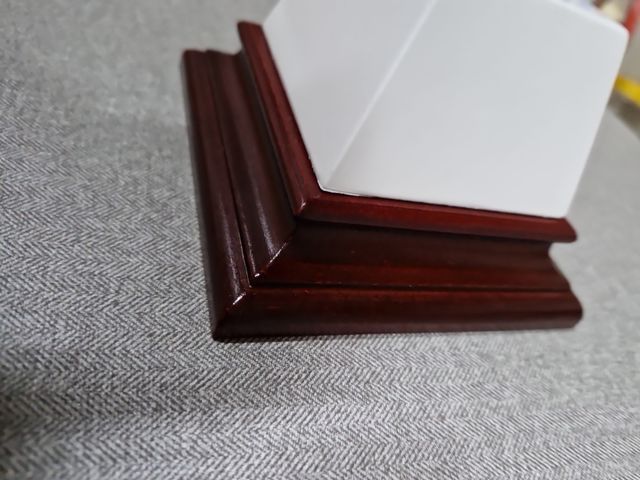 Peana pedestal madera y blanco