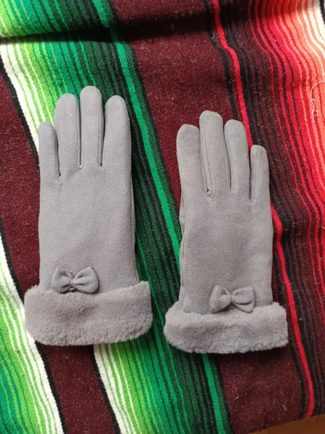 Guantes de mujer grises con lazo