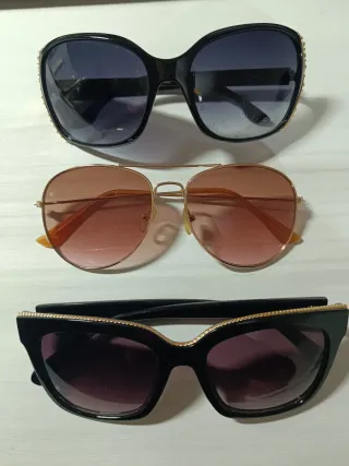 Gafas de sol negras y doradas