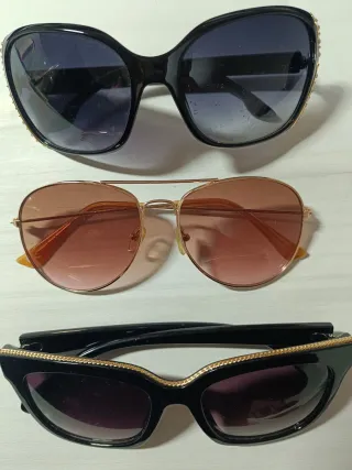 Gafas de sol negras y doradas