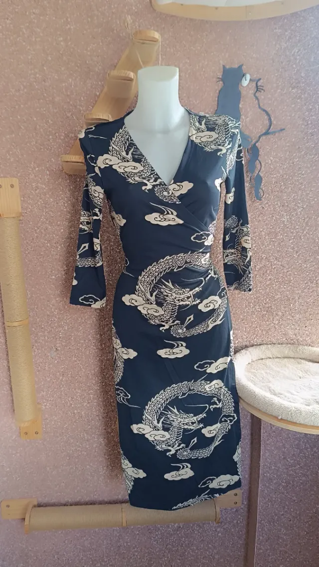 Vestido negro con estampado de dragones