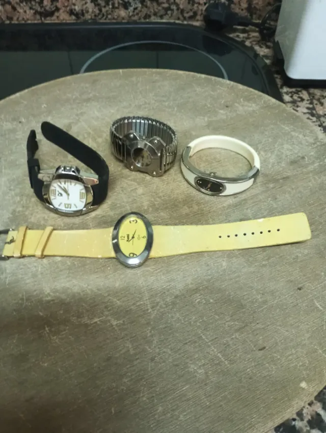 Lotto di 4 orologi vintage originali non so se funziona