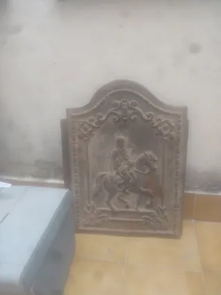 Chapa antigua de fuego decorativa