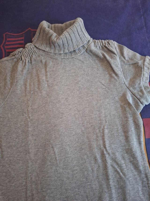 Jersey manga corta y cuello buelto color gris