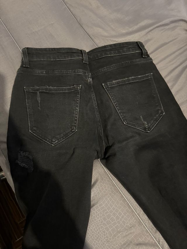 Jeans neri strappati