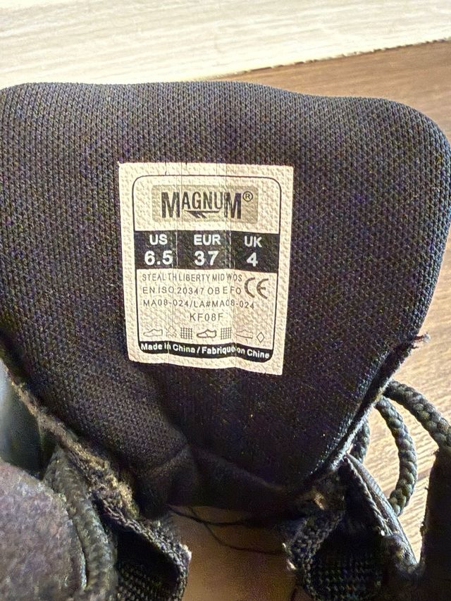 Botas Magnum caña media negras