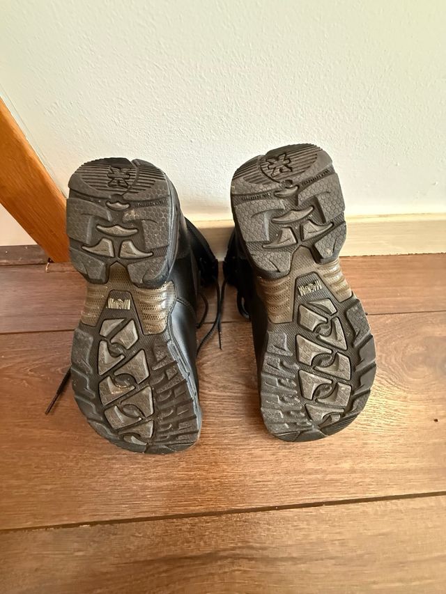 Botas Magnum caña media negras