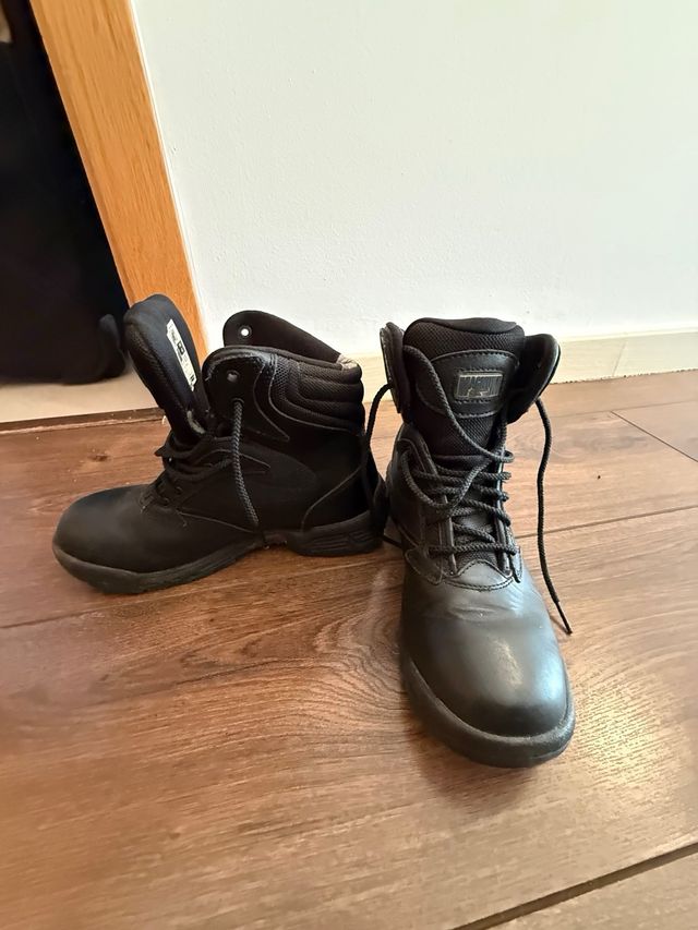 Botas Magnum caña media negras