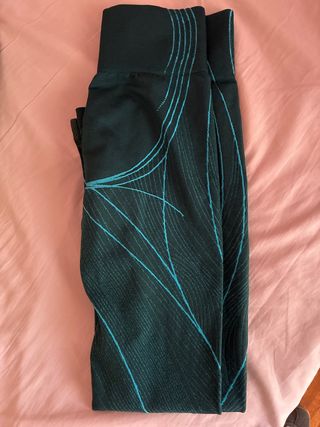 Mallas deportivas verde azulado con diseño