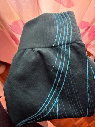 Mallas deportivas verde azulado con diseño