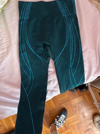 Mallas deportivas verde azulado con diseño