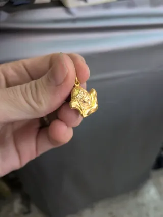 Colgante Cristo del Amor Oro silueta