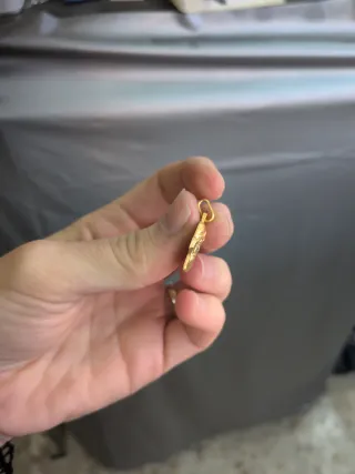 Colgante Cristo del Amor Oro silueta