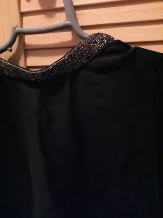 Blusa negra con pedrería
