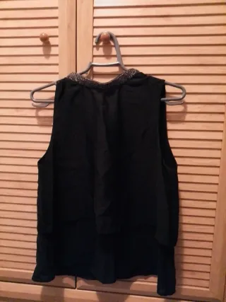Blusa negra con pedrería