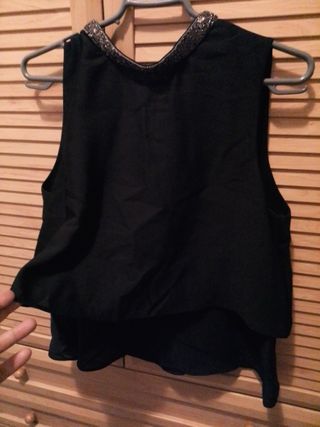 Blusa negra con pedrería
