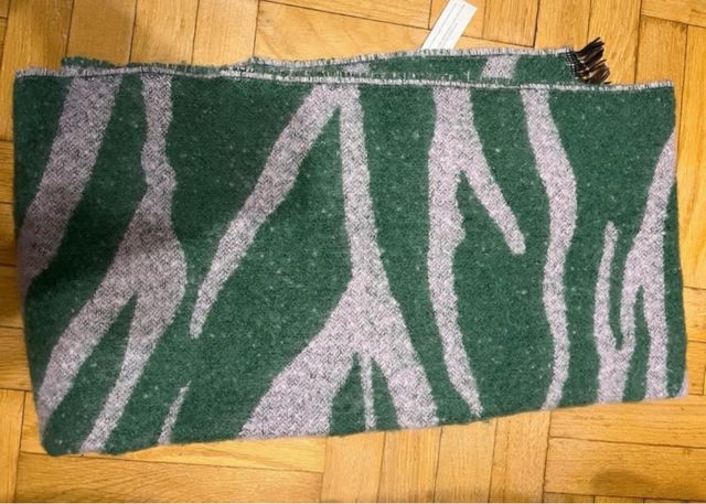 Bufanda verde y rosa con estampado cebra