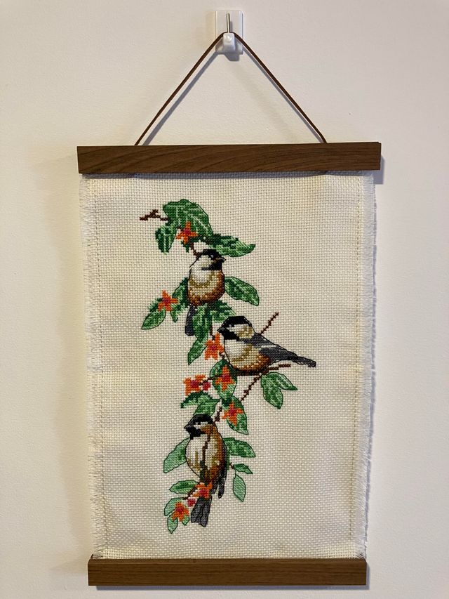 Cuadro bordado a mano en punto cruz pájaros y rama