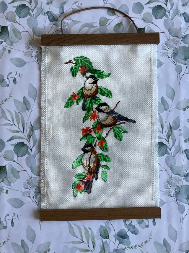 Cuadro bordado a mano en punto cruz pájaros y rama