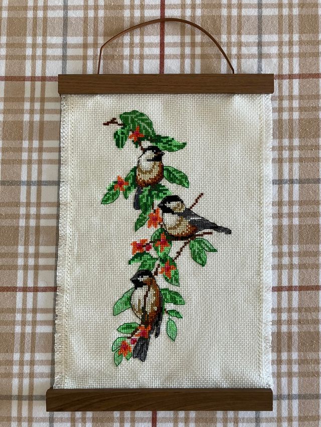 Cuadro bordado a mano en punto cruz pájaros y rama
