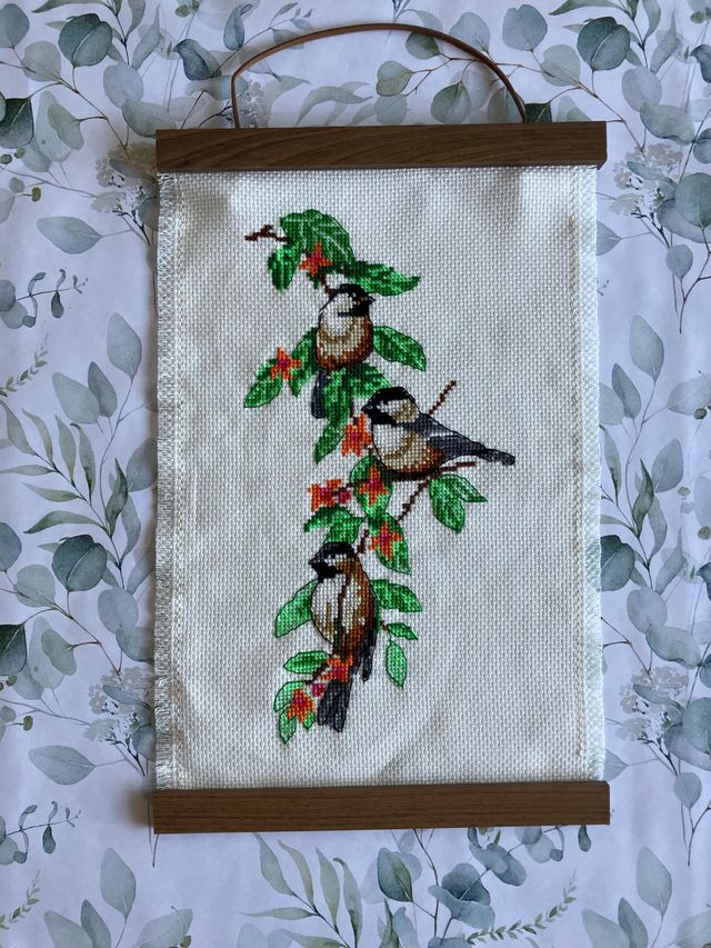 Cuadro bordado a mano en punto cruz pájaros y rama