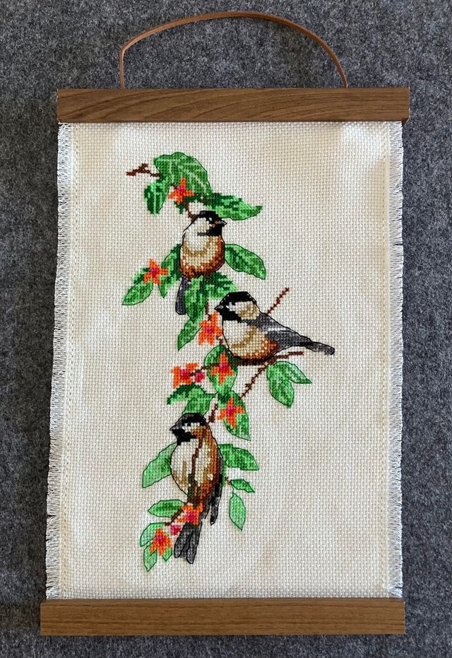 Cuadro bordado a mano en punto cruz pájaros y rama