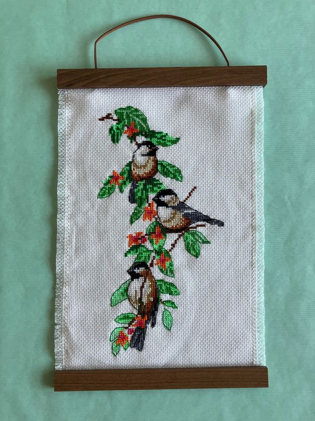 Cuadro bordado a mano en punto cruz pájaros y rama