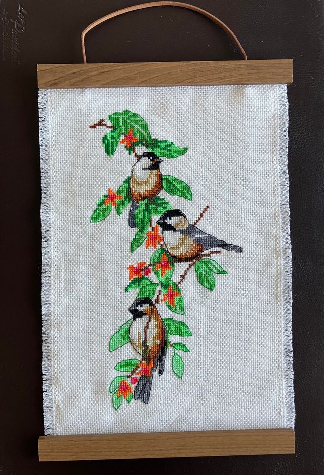 Cuadro bordado a mano en punto cruz pájaros y rama
