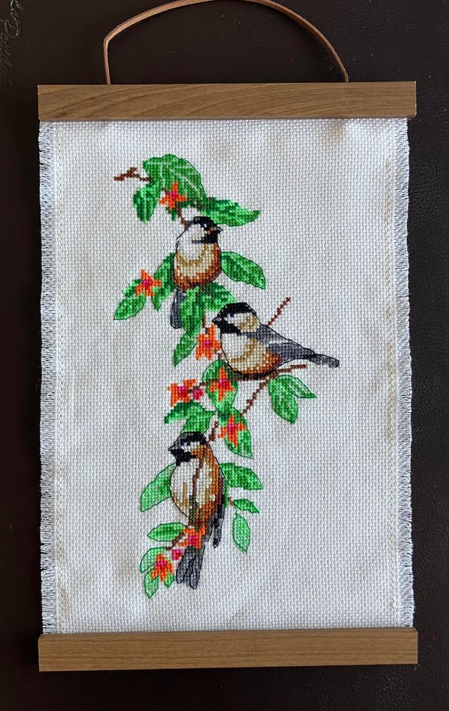 Cuadro bordado a mano en punto cruz pájaros y rama