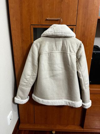 Abrigo Stradivarius beige y blanco nuevo