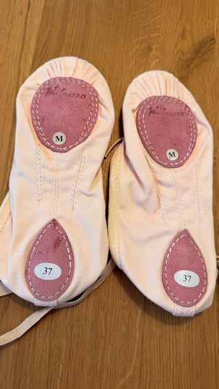 Zapatillas de ballet media punta beige.