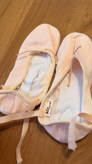Zapatillas de ballet media punta beige.