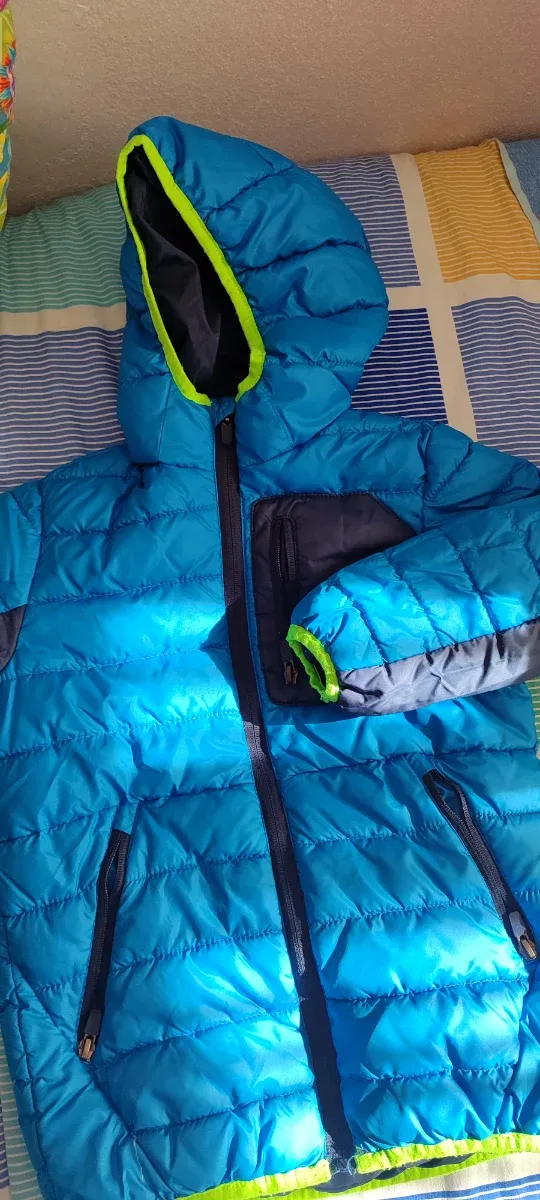 Chaqueta infantil azul con capucha