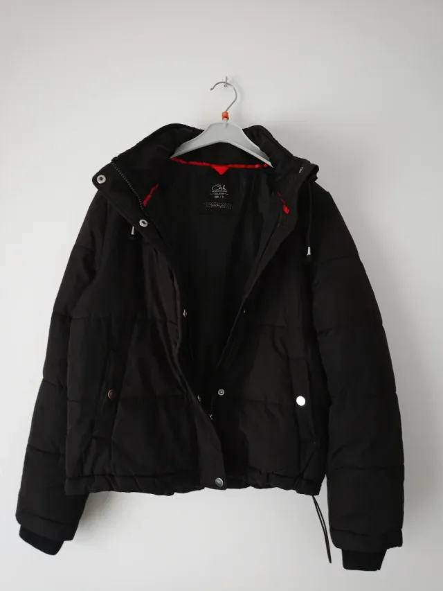 Cazadora acolchada negra chica con capucha