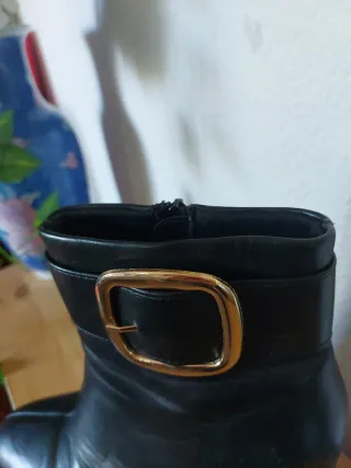 Botas negras con hebilla dorada