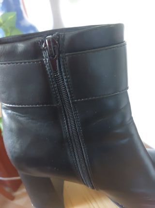 Botas negras con hebilla dorada