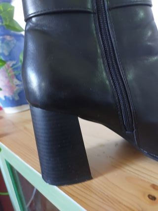 Botas negras con hebilla dorada