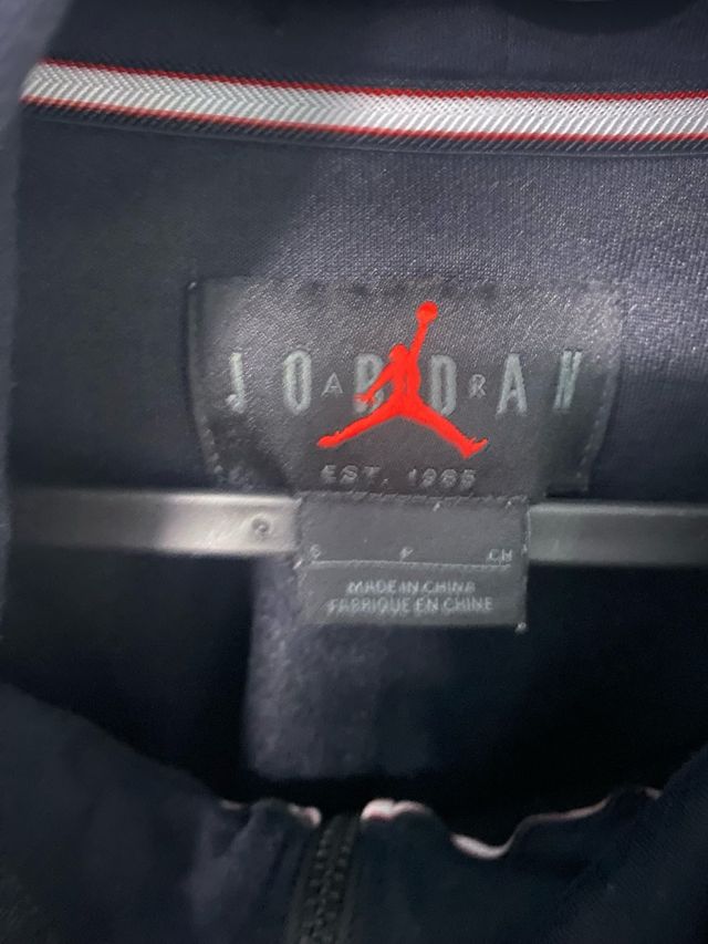 Chaqueta Jordan Negra con Logo Rojo