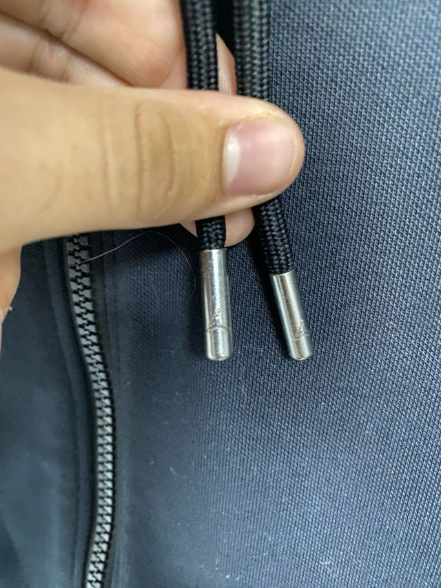 Chaqueta Jordan Negra con Logo Rojo