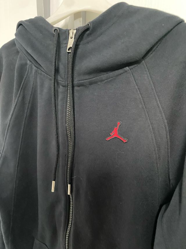 Chaqueta Jordan Negra con Logo Rojo