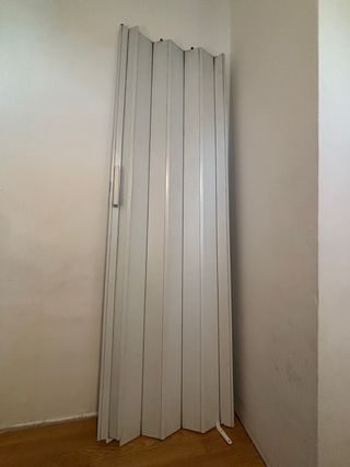 Puerta plegable plástica con tirador