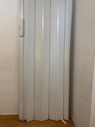 Puerta plegable plástica con tirador